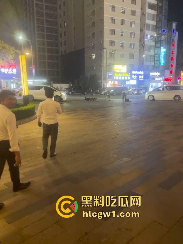南海门口车祸惨剧！人被撞飞几米远，躺地上抽搐得吓死人，吓得路人魂都飞了！-4