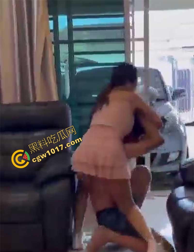 广州美艳人妻现场直播抓奸！小三家踢馆被情敌挑衅，骑脖暴揍出轨老公，原配这身材真赞-8