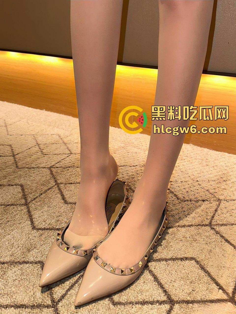 北京大长腿女神黑丝御姐【克鲁鲁】华伦天奴加攻速被富哥操翻 各种暴力姿势全解锁，男人最爱的尤物就是她！-6