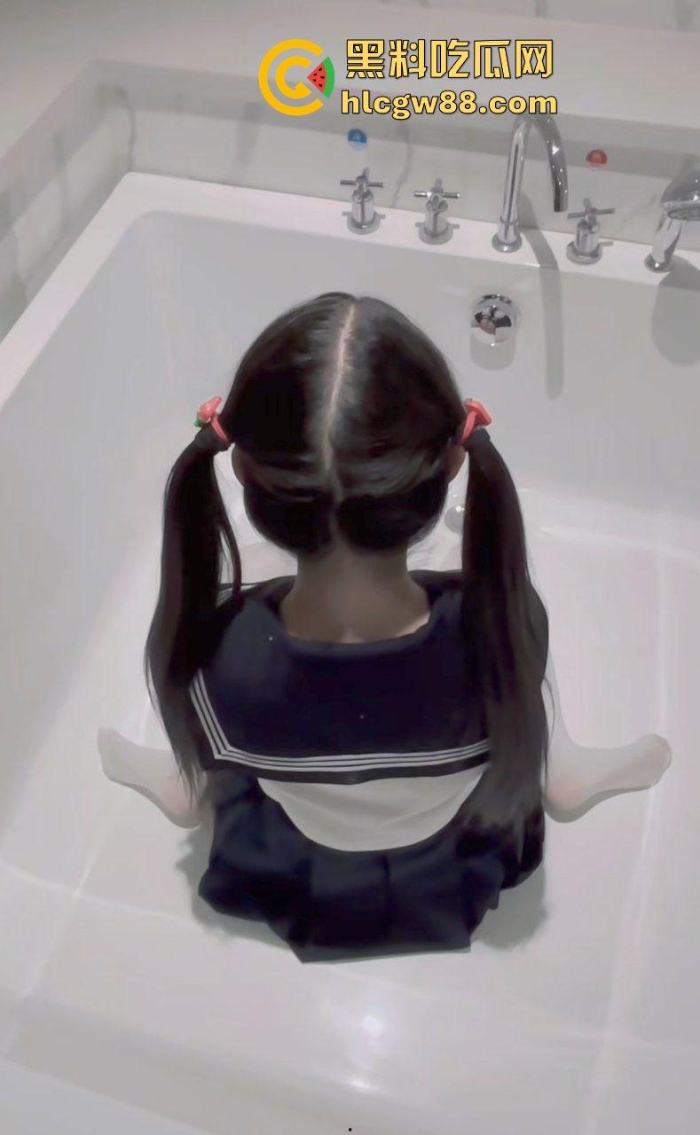 湖北职高双马尾清纯嫩妹萝莉【姜汐】付费定制大胆私拍粉嫩蝴蝶逼，浴缸露奶露逼观赏酮体！-4