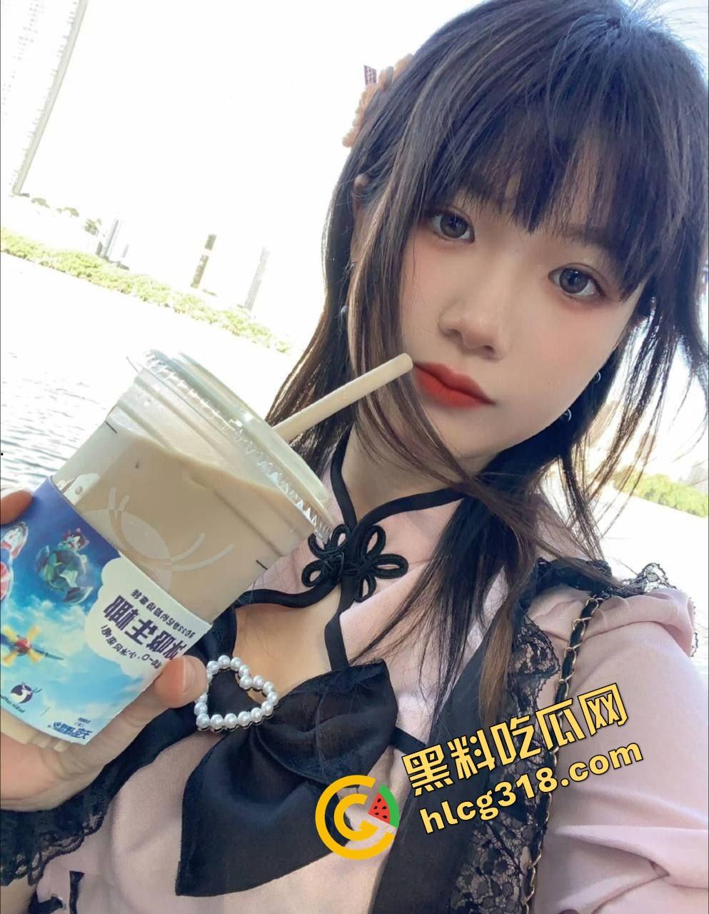 山东体育生干翻大奶美术妹一杯瑞星咖啡带进酒店,黑皮猛男多姿势爆操小母狗还偷拍,干完还在做深蹲!-1