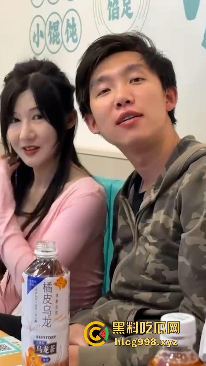 上海俩美女饭店打架下手忒狠 全然不知走光被偷拍 黑衣服这是奶子是真的吗?-1