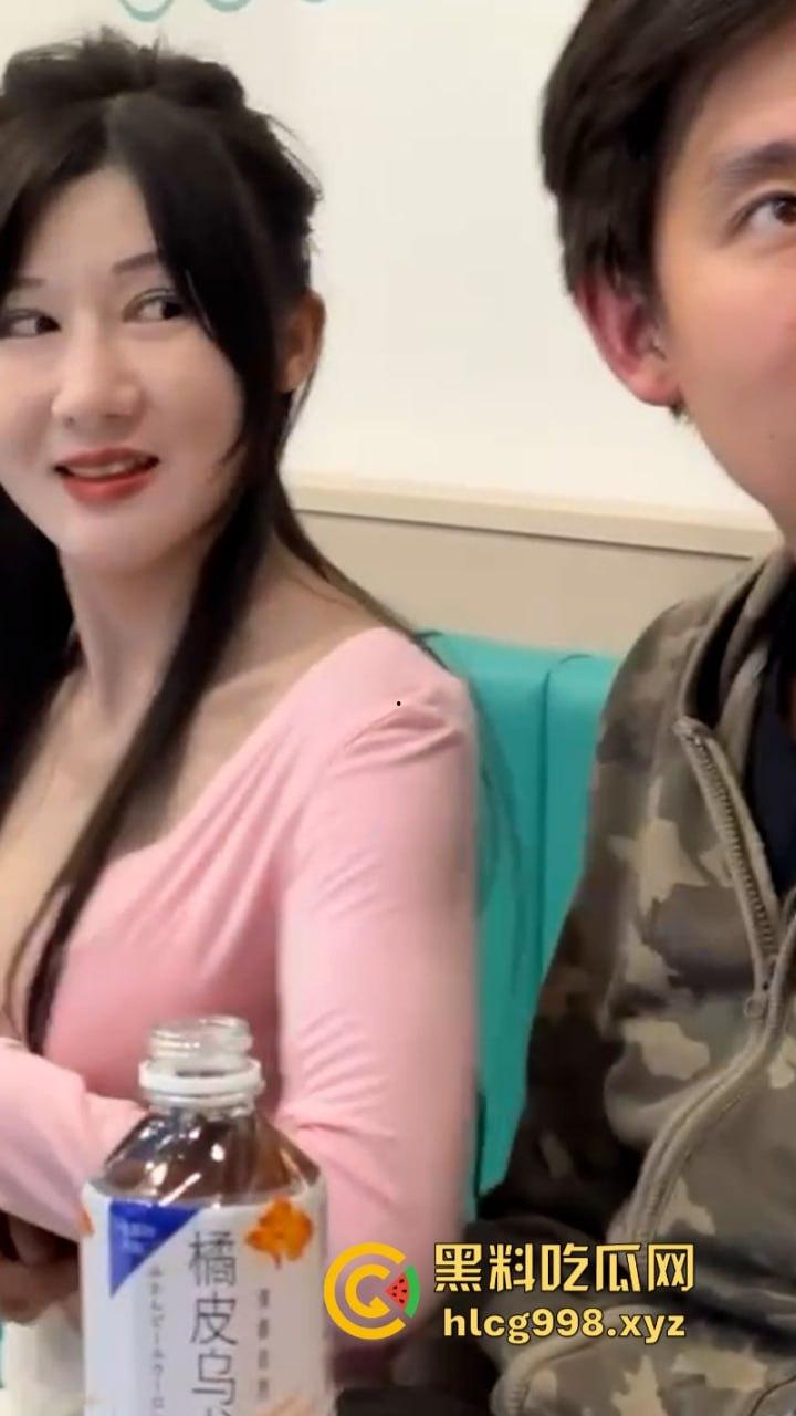 上海俩美女饭店打架下手忒狠 全然不知走光被偷拍 黑衣服这是奶子是真的吗?-2