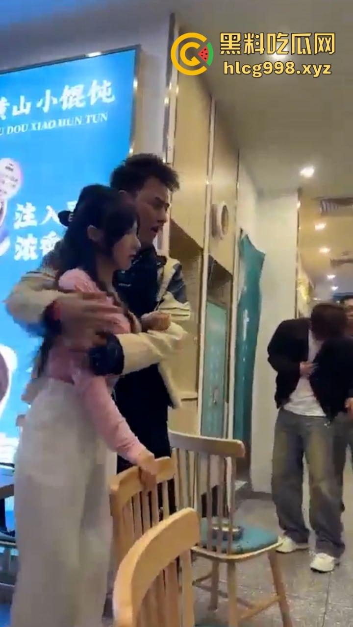 上海俩美女饭店打架下手忒狠 全然不知走光被偷拍 黑衣服这是奶子是真的吗?-3