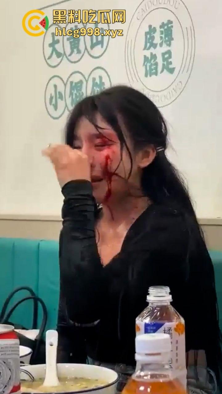 上海俩美女饭店打架下手忒狠 全然不知走光被偷拍 黑衣服这是奶子是真的吗?-4