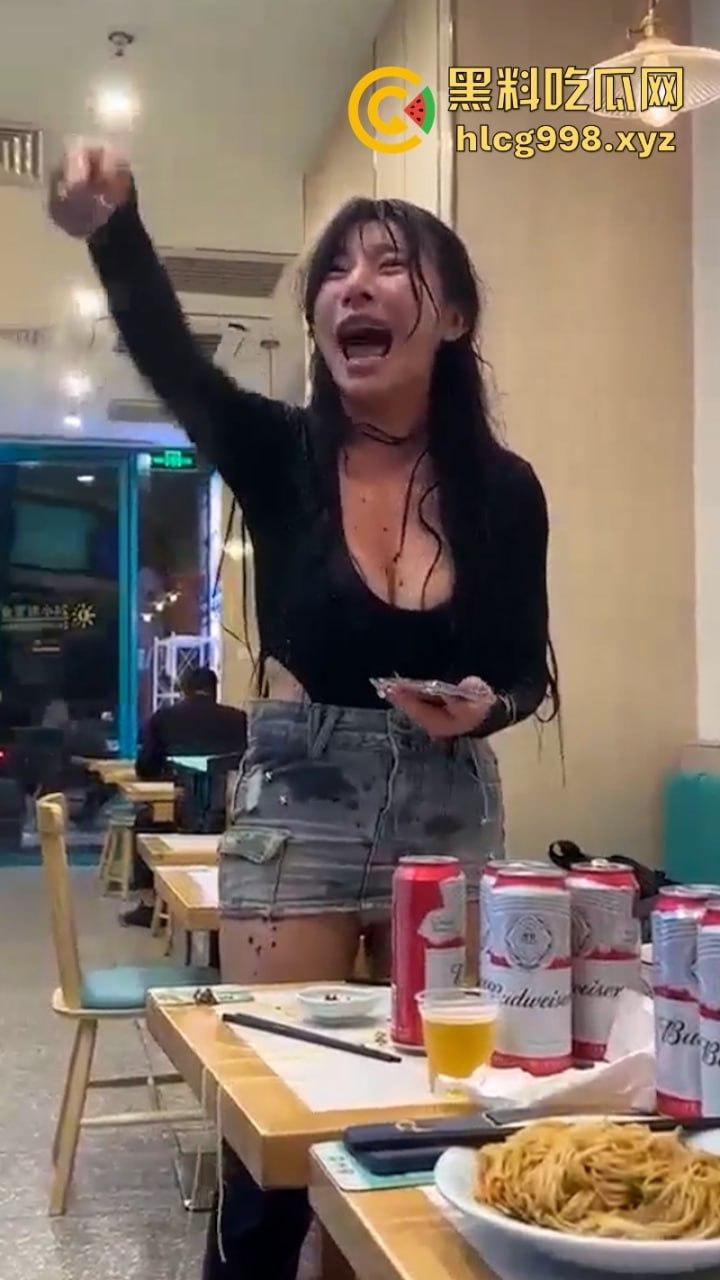 上海俩美女饭店打架下手忒狠 全然不知走光被偷拍 黑衣服这是奶子是真的吗?-8