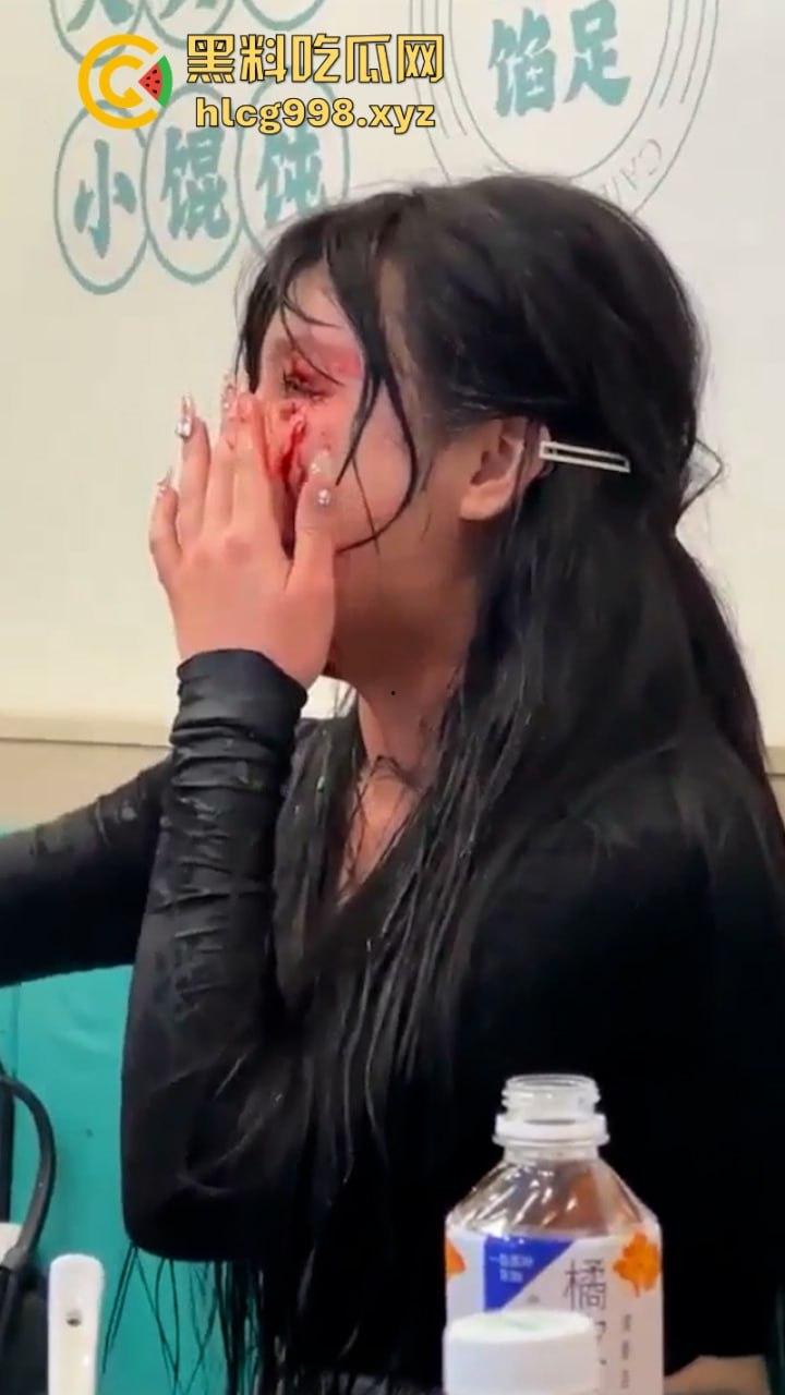 上海俩美女饭店打架下手忒狠 全然不知走光被偷拍 黑衣服这是奶子是真的吗?-9