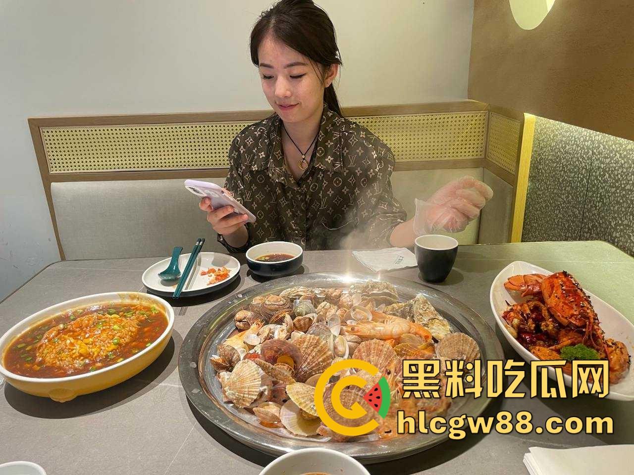 新乡准新娘【薛月】被男友录下无套爆操激情视频，趣内衣撩到发疯，骚得自己都张腿掰穴等射求精！-2