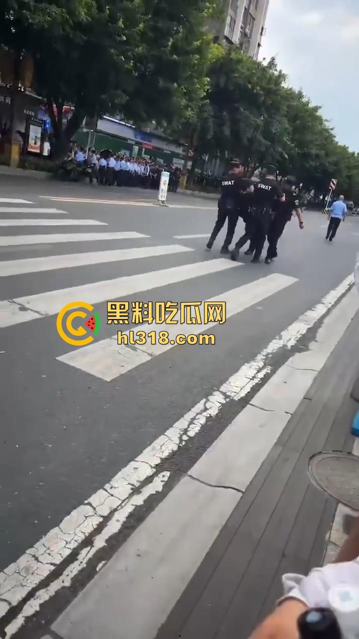 四川江油霸凌事件!持着母亲是公安局副局长就随便霸凌残疾人的孩子?还诱导其父签谅解书,激起民愤!-26