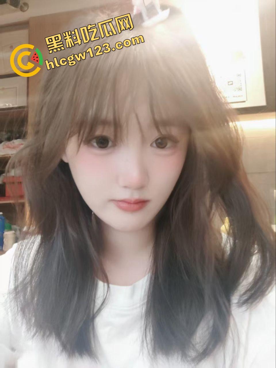 这秘书骚得要命，结婚照样每天黑丝高跟上班，撅屁股装掉笔逼都快露出来了，鸡巴都被看肿了！-4