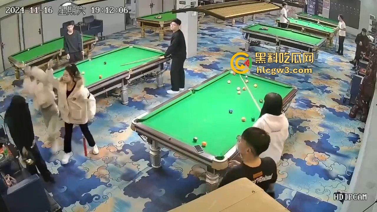 精神小妹刀妹台球厅砍人！一刀下去羽绒服砍破，鹅毛乱飞，冬天顶着羽绒服都难挡疯劲儿！-1