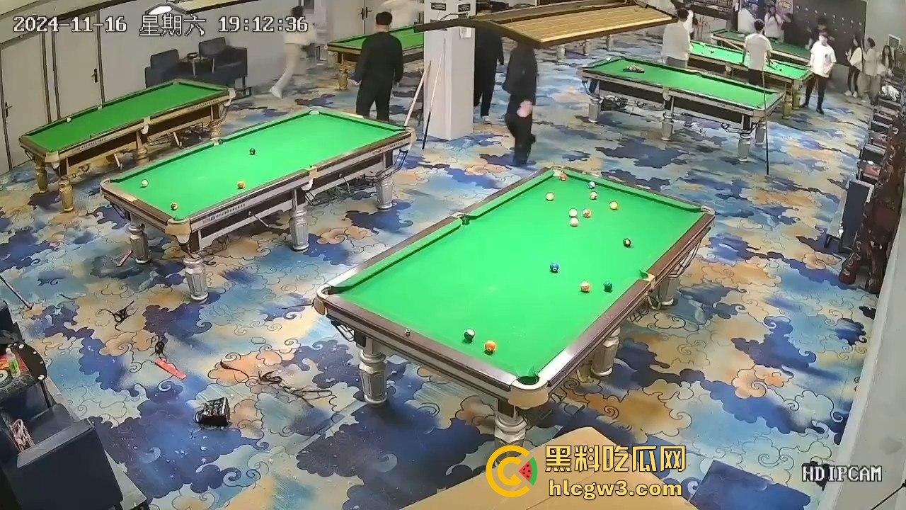 精神小妹刀妹台球厅砍人！一刀下去羽绒服砍破，鹅毛乱飞，冬天顶着羽绒服都难挡疯劲儿！-2