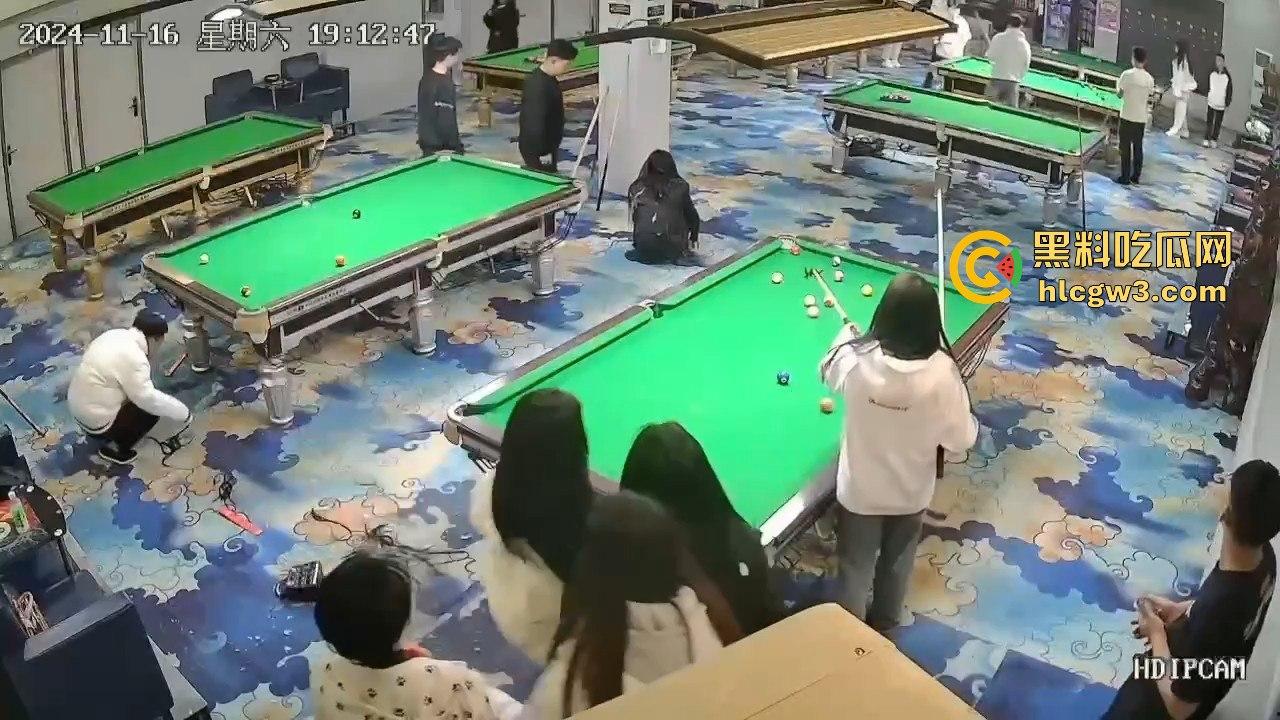 精神小妹刀妹台球厅砍人！一刀下去羽绒服砍破，鹅毛乱飞，冬天顶着羽绒服都难挡疯劲儿！-3