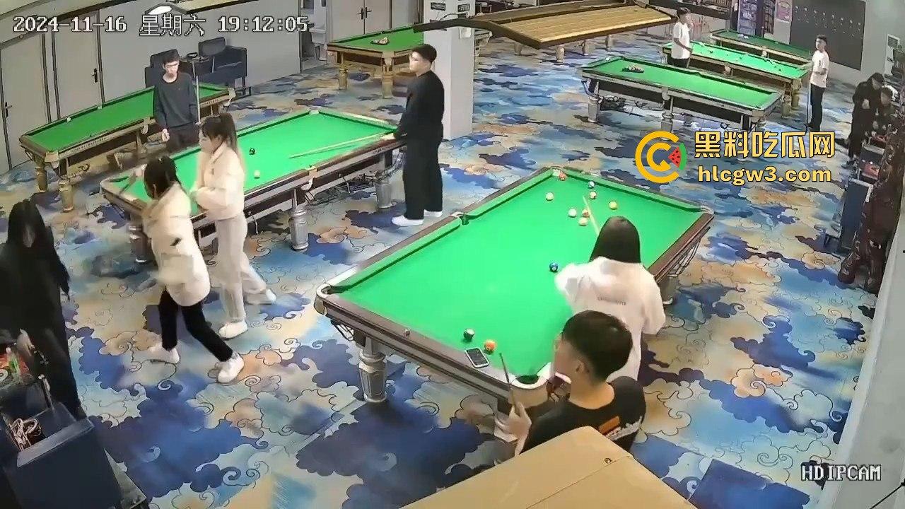 精神小妹刀妹台球厅砍人！一刀下去羽绒服砍破，鹅毛乱飞，冬天顶着羽绒服都难挡疯劲儿！-4