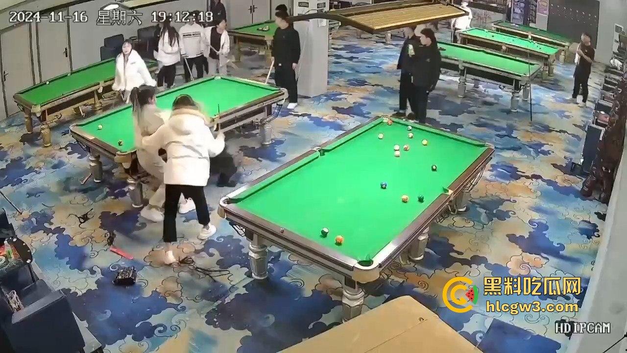 精神小妹刀妹台球厅砍人！一刀下去羽绒服砍破，鹅毛乱飞，冬天顶着羽绒服都难挡疯劲儿！-5