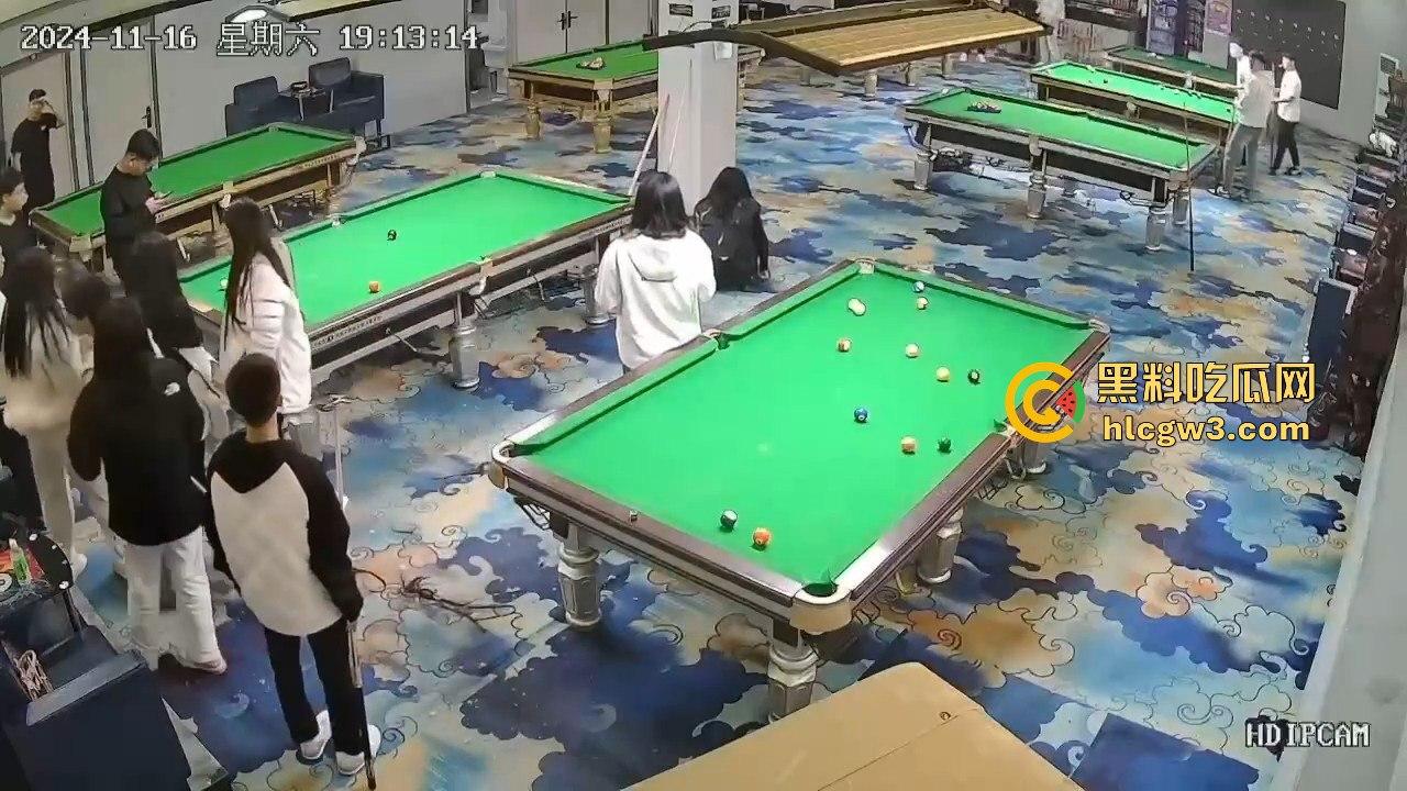 精神小妹刀妹台球厅砍人！一刀下去羽绒服砍破，鹅毛乱飞，冬天顶着羽绒服都难挡疯劲儿！-8