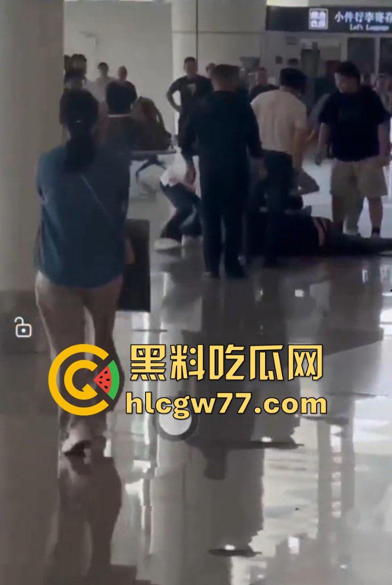 广州南站 一男子手持水果刀当众捅人 随后被乘警与多名乘客齐力制服 现场多视角视频曝光!-4