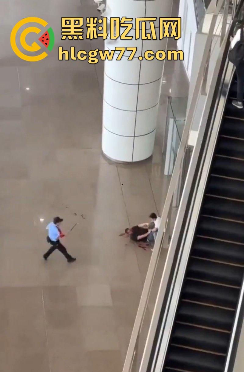 广州南站 一男子手持水果刀当众捅人 随后被乘警与多名乘客齐力制服 现场多视角视频曝光!-5