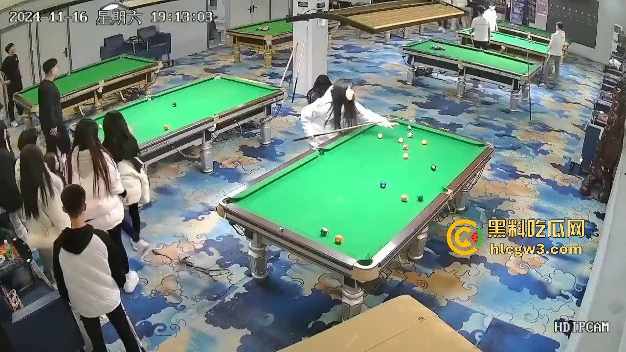 精神小妹刀妹台球厅砍人！一刀下去羽绒服砍破，鹅毛乱飞，冬天顶着羽绒服都难挡疯劲儿！-10