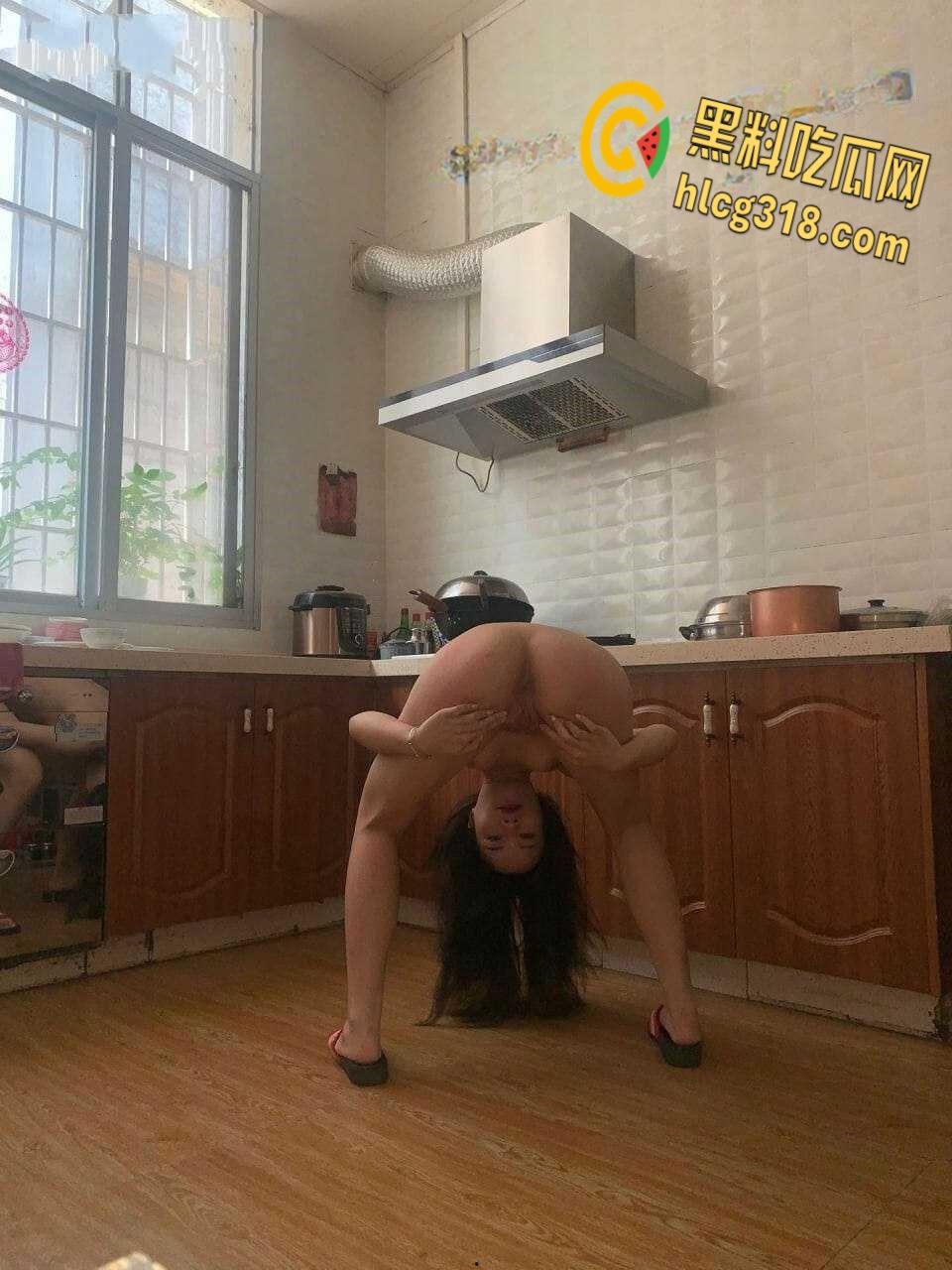 喜爱健身的小姐姐居家自拍，户外露出倒立自慰健身，不是目的为了拿多姿多彩的性运动！-7