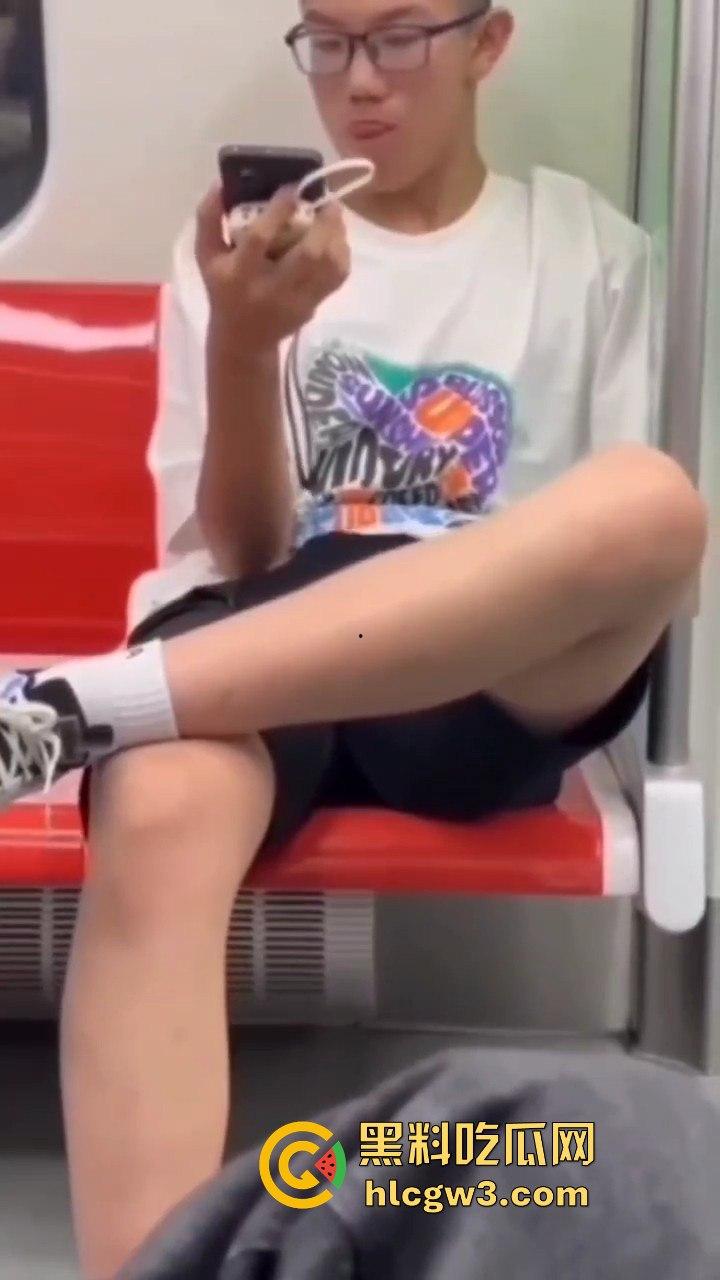 杭州地铁惊现飞机侠,哥们地铁上直接撸管,瘾大得逆天,旁若无人狠导,真特么绝了!-8