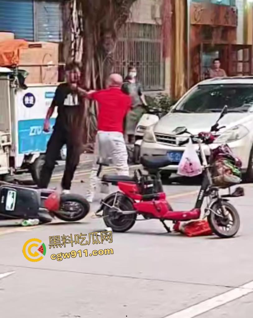 街头拳皇大乱斗！红衣大哥骂不礼让黑衣小伙，抱架姿势狂揍如游戏对决，观众看得血脉喷张却不了了之！-3