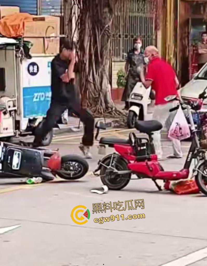 街头拳皇大乱斗！红衣大哥骂不礼让黑衣小伙，抱架姿势狂揍如游戏对决，观众看得血脉喷张却不了了之！-4