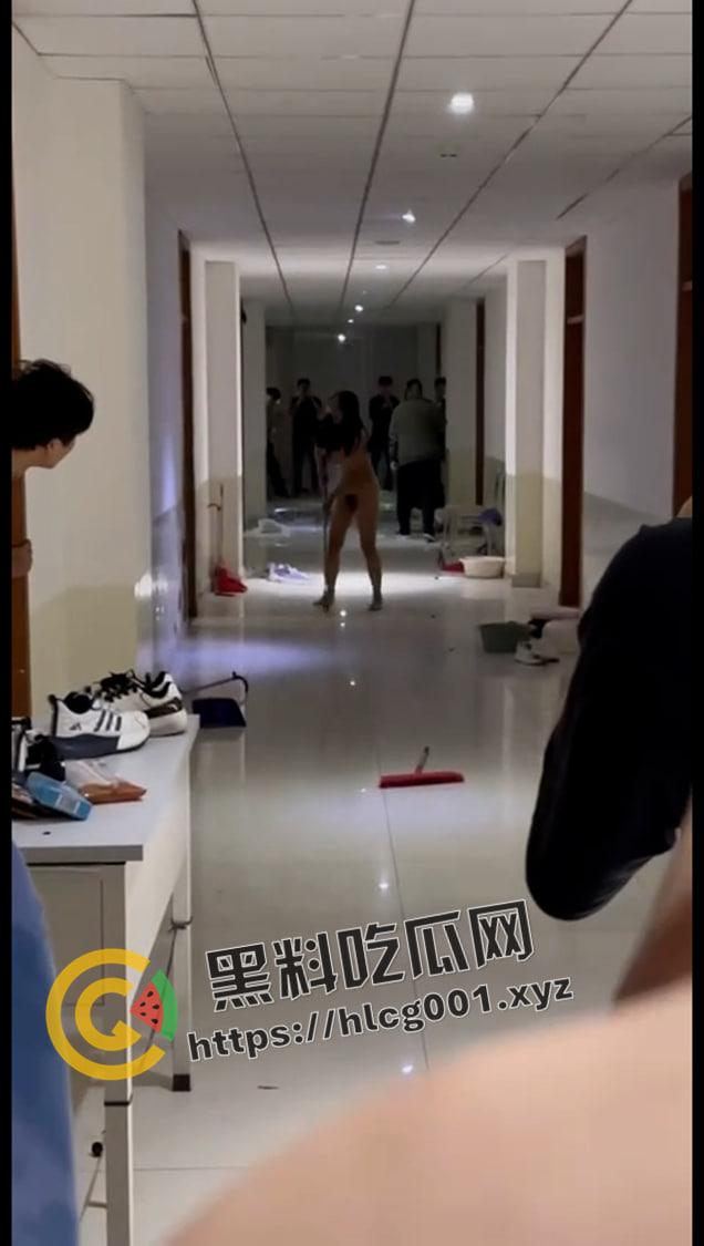 集宁师范学院裸女大闹男生宿舍楼！分手后精神崩溃 一丝不挂大战男生宿舍 小仙女发飙了还给大家看奶子-4