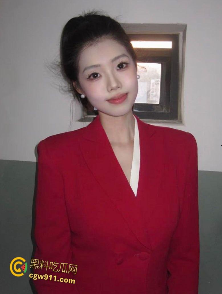 上海音乐学校学妹【刘依诺】，表面清纯可爱私下反差婊，蒙眼镜前跪地口交，无套狂插丰满翘臀 ！-2