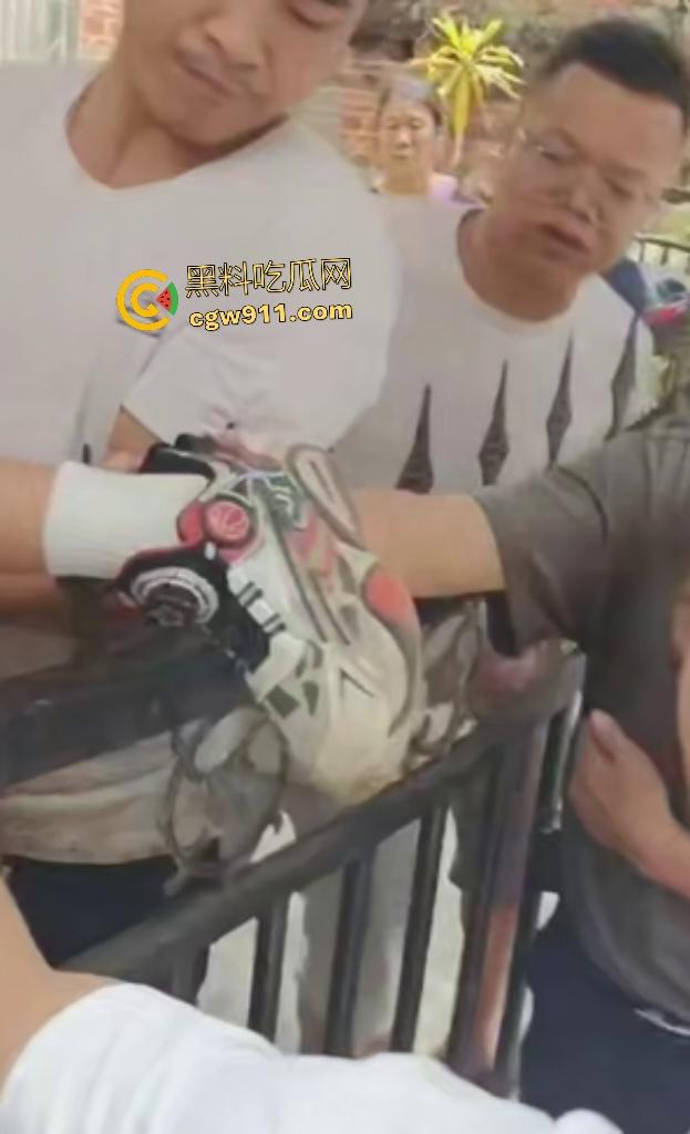广西梧州小孩贪玩翻栏杆铁尖直穿小腿，血肉模糊挂半空，围观群众消防齐心救命，小孩一声不吭痛晕！-3