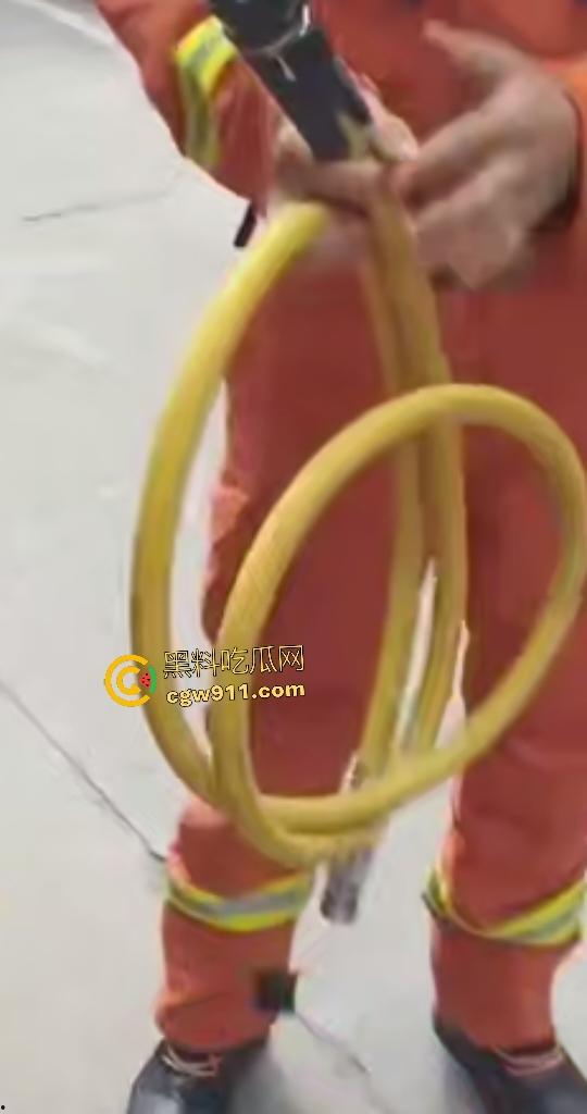 广西梧州小孩贪玩翻栏杆铁尖直穿小腿，血肉模糊挂半空，围观群众消防齐心救命，小孩一声不吭痛晕！-4