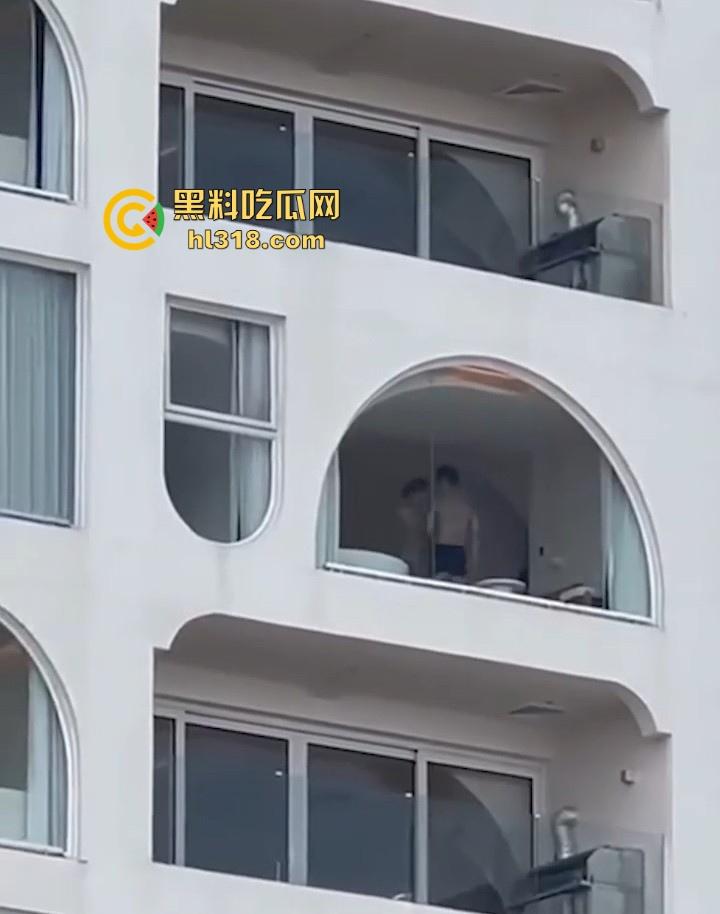 有钱人玩点刺激的，海景房不拉窗帘激情打炮，换着姿势狂干打桩，风景绝美尺度炸裂！-9