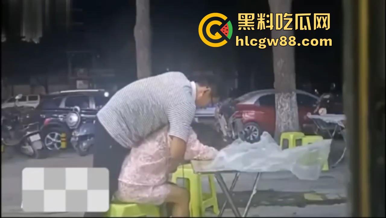 湖北巨乳少妇在大排档酒醉被两大哥摸胸揩油，酒醉的怎么摸都没反应，放开她让我来！-1