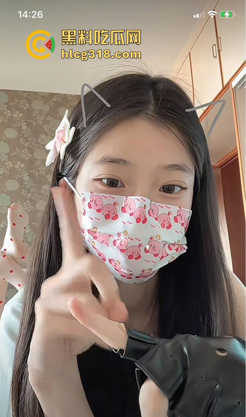 抖音萝莉网红【雪顶蛋糕】私拍福利流出，丝足羞辱比基尼揉奶，清纯的脸蛋粉嫩的穴，这也太反差了！-4