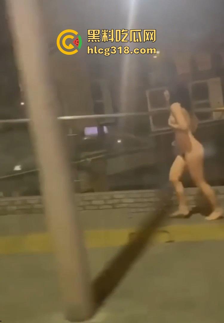 这又是谁定制的户外？郑州市区二七广场惊现裸奔女 微胖巨乳大美女晚上裸奔 这骚母狗还知道捂脸！-5