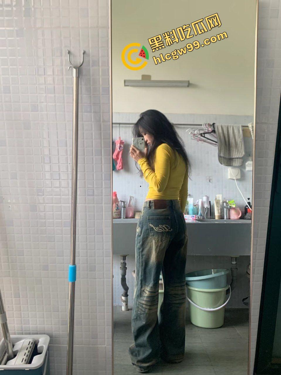 重庆某工厂饥渴骚逼少妇【徐莹莹】逼痒跑到男友宿舍公然骑乘做爱！被曝光用大象玩偶磨逼！独家流出！-2