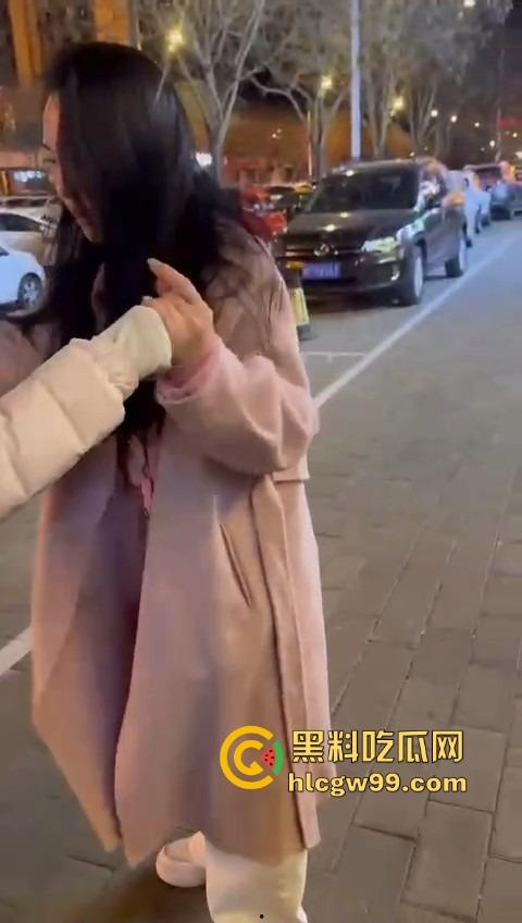 情人节你却非要当别人的情人 粉衣少妇勾搭00后弟弟被其女友抓获 原配强悍扯头发暴击！-6