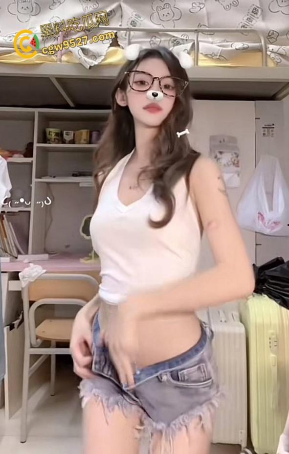 河北美术学院大二美女【许薇】，如火纯情的舔屌技术，穿着高跟鞋翘着屁股太诱人了 ，动作大胆到令人咋舌 !-1