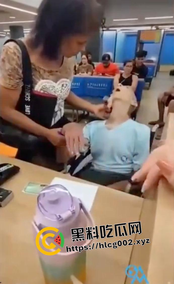 老登快醒醒 死了也要爆金币！巴西女子带已经去世的叔叔尸体去贷款 阎王爷都不敢这么玩-1