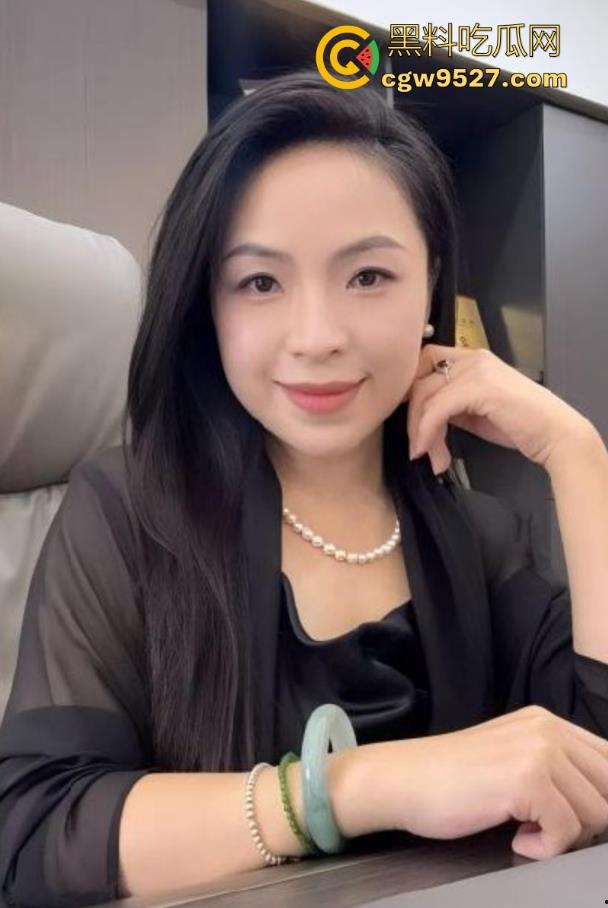 轻暴力虐调风骚婶婶，剪刀剪开性感内裤直接掰唇展示阴道，无套骑乘榨精，浓精喷满旺盛阴毛！-2