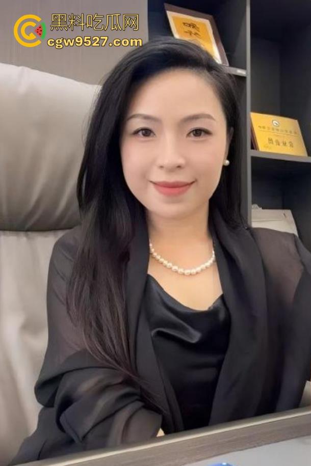 轻暴力虐调风骚婶婶，剪刀剪开性感内裤直接掰唇展示阴道，无套骑乘榨精，浓精喷满旺盛阴毛！-3