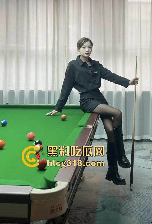 点个陪玩不打球,哥们台球厅现场抠逼上头,老板边抽烟边看监控笑了,抠个逼你也别忘了换手啊!-4