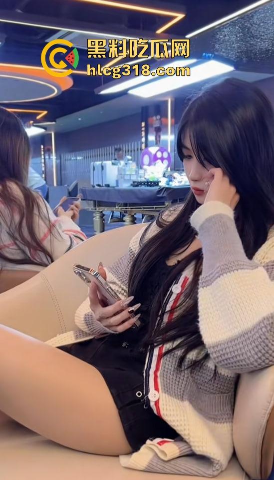 点个陪玩不打球,哥们台球厅现场抠逼上头,老板边抽烟边看监控笑了,抠个逼你也别忘了换手啊!-5