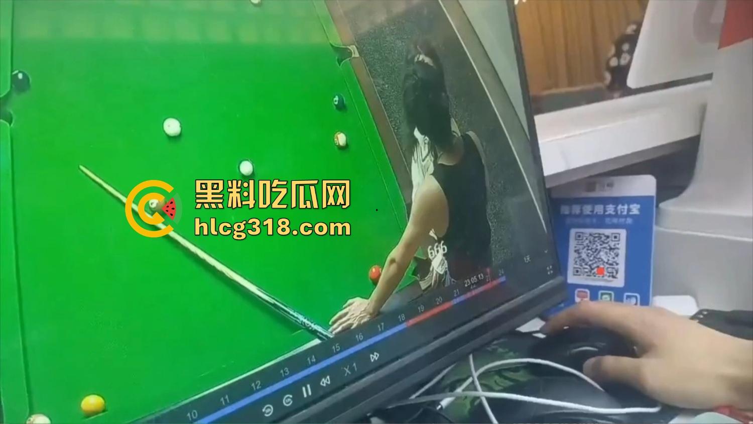 点个陪玩不打球,哥们台球厅现场抠逼上头,老板边抽烟边看监控笑了,抠个逼你也别忘了换手啊!-7