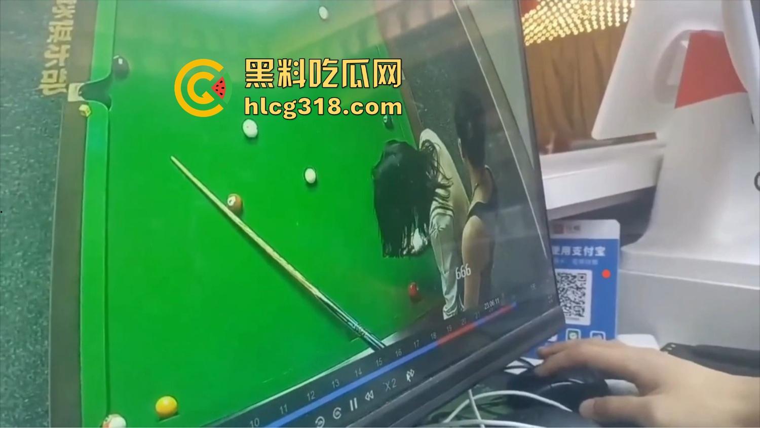 点个陪玩不打球,哥们台球厅现场抠逼上头,老板边抽烟边看监控笑了,抠个逼你也别忘了换手啊!-8