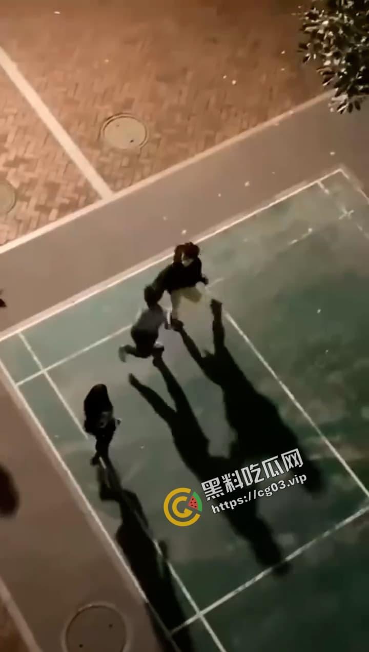 四川国际标榜职业学院 女生脚踏三只船被抓包 结果两只沸羊羊打起来了 臭妹妹可太会玩了-4