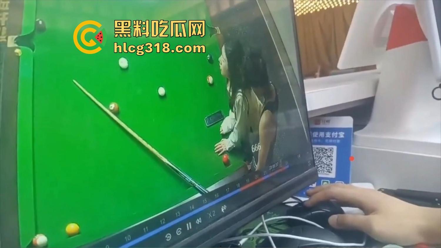 点个陪玩不打球,哥们台球厅现场抠逼上头,老板边抽烟边看监控笑了,抠个逼你也别忘了换手啊!-9