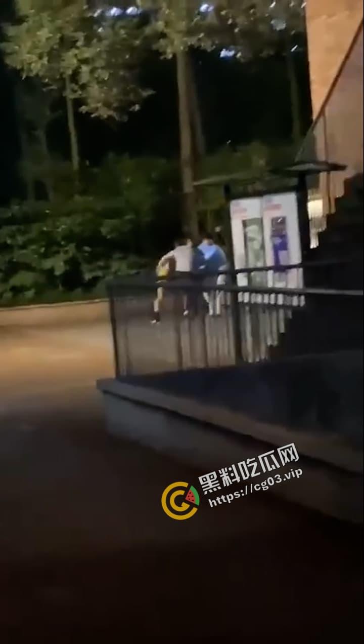 四川国际标榜职业学院 女生脚踏三只船被抓包 结果两只沸羊羊打起来了 臭妹妹可太会玩了-5