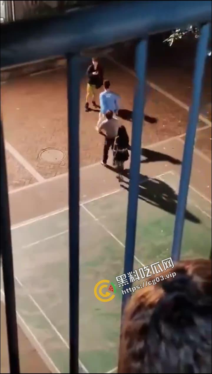 四川国际标榜职业学院 女生脚踏三只船被抓包 结果两只沸羊羊打起来了 臭妹妹可太会玩了-6