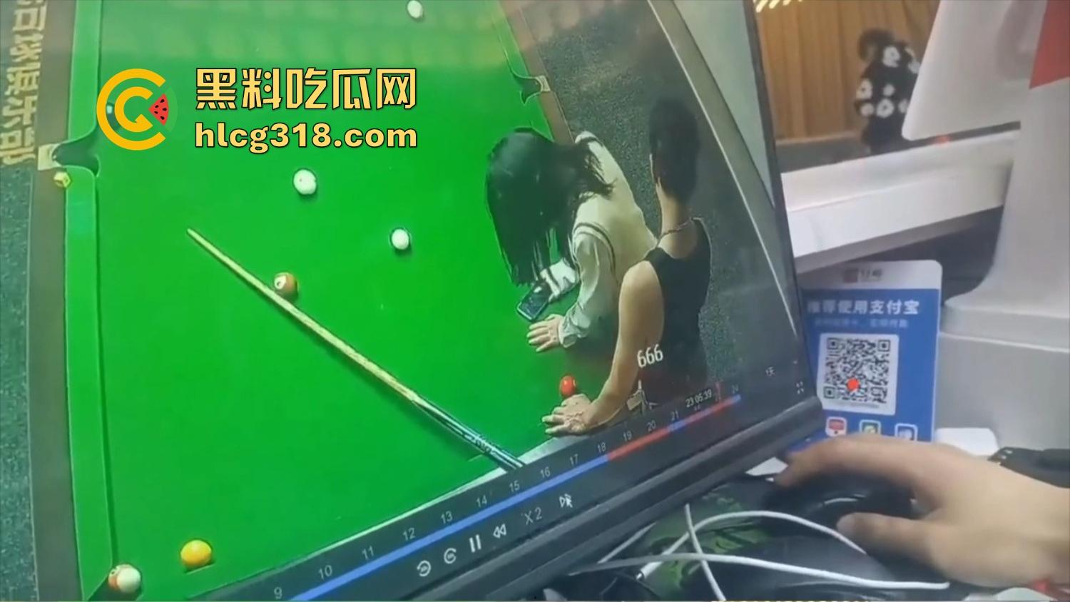 点个陪玩不打球,哥们台球厅现场抠逼上头,老板边抽烟边看监控笑了,抠个逼你也别忘了换手啊!-10